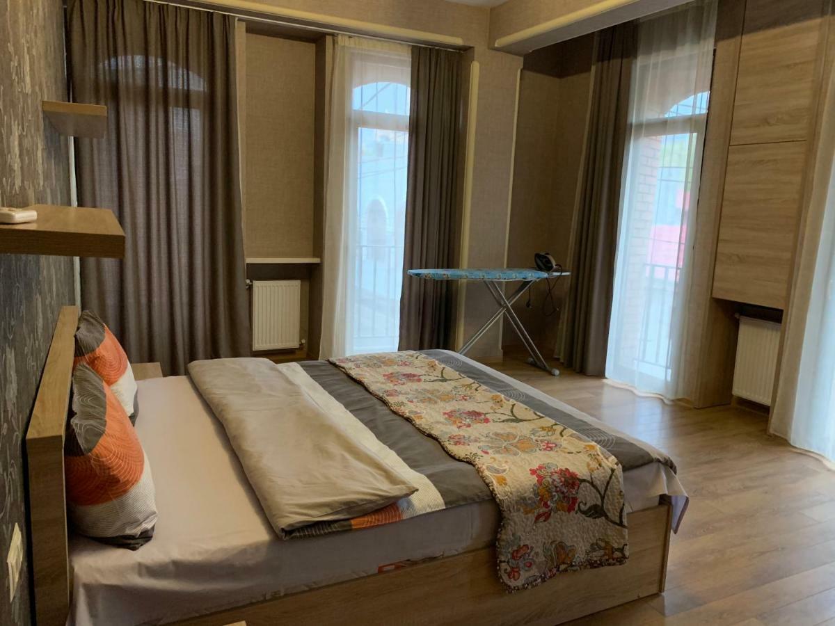 Lilika Apartments On Meskhishvili Tbilisi ภายนอก รูปภาพ