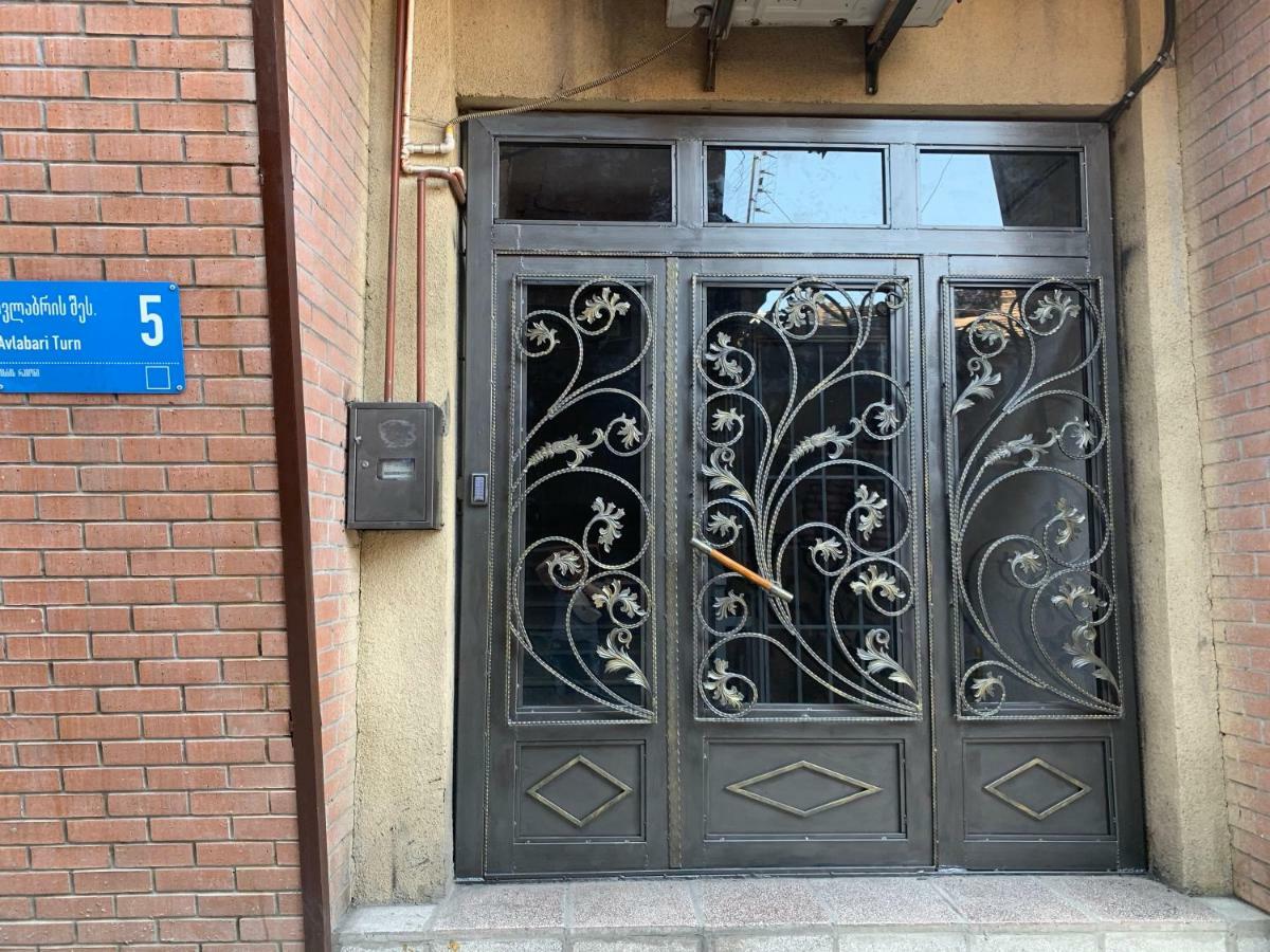 Lilika Apartments On Meskhishvili Tbilisi ภายนอก รูปภาพ